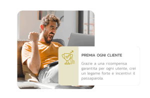 persona che guarda il computer e festeggia divertito perché ha appena vinto un premio