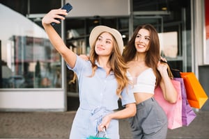 ragazze che si stanno facendo un selfie insieme