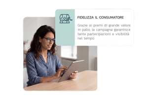 persona che sta scorrendo il dito sul tablet