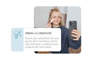 ragazza che si sta truccando mentre con il telefono si sta riprendendo per creare un contenuto social