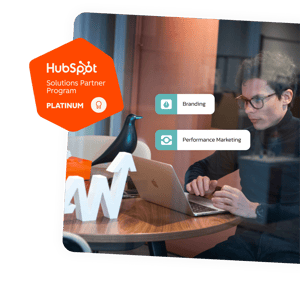 Ragazzo che lavora al computer, utilizzando la piattaforma HubSpot per i concorsi a premi.