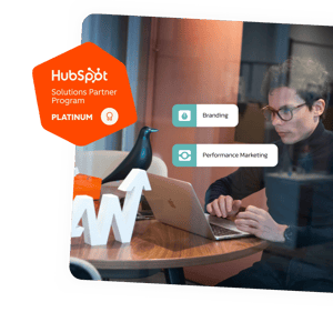 Ragazzo che lavora al computer, utilizzando la piattaforma HubSpot per i concorsi a premi.