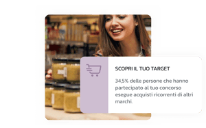 Donna che sceglie prodotti da uno scaffale del supermercato